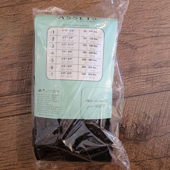 Assets by Spanx Shaping Tights Textured Wish Bone Black Size 5 (220-265 lbs) NEW - Picture 4 of 8